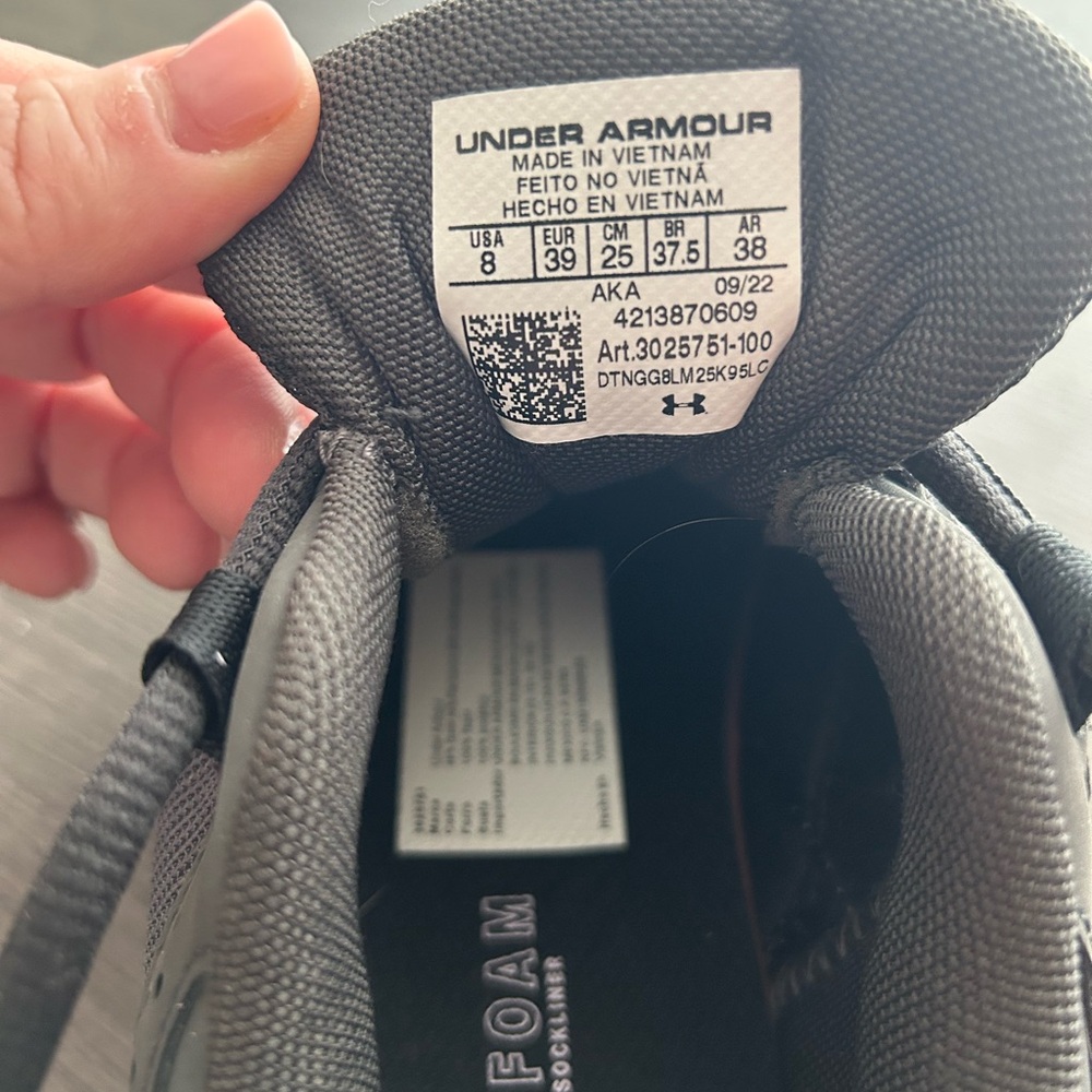Under Armour Black and Purple Athletic Shoes with Modern Design - Picture 6 of 6